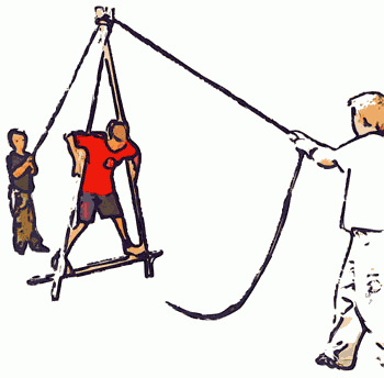 Ein großes Holz-A wird mit 2 Seilen gehalten. Eine Person steht im A und bewegt es vorwärts.
