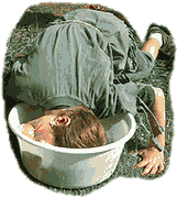 Ein Apfel in einer Wasserwanne muss gegessen werden.