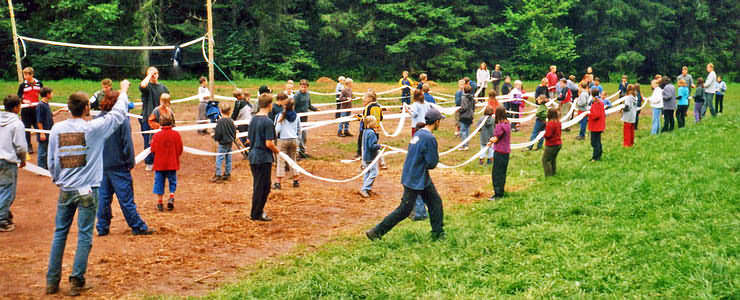 Klopapierspiele: ausgerollte Klopapierrollen über eine Strecke von 100 Metern bewegen ohne dass die Papierschlange reißt.