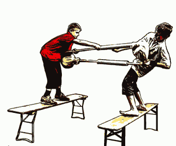 2 Kämpfer stehen sich auf Sockeln gegenüber und versuchen sich jeweils mit einem Besen bewaffnet vom Sockel zu stoßen.