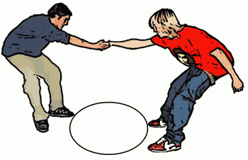 Ein Mitspieler steht in einem Kreis. Ein anderer versucht diesen mit einem Seil aus dem Kreis zu ziehen.