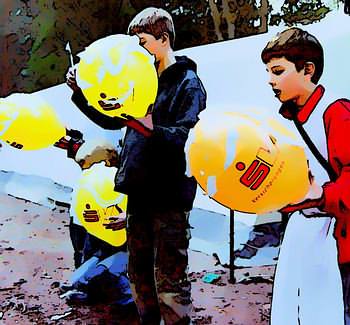 Ein Luftballon wird mit Rasierschaum eingeseift und mit einem scharfen Messer rasiert.