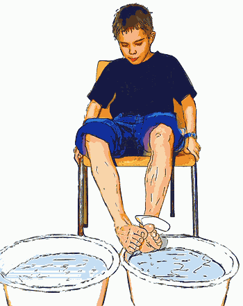 Eine Seife in einer Wasserwanne muss mit den Füßen in eine andere Wasserwanne befördert werden.