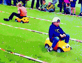Ein Staffelrennen mit Bobby Cars - nicht nur für kleine Kinder. 