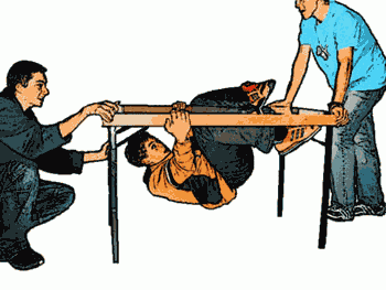Unter dem Tisch durchhangeln ohne den Boden zu berühren.