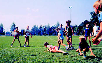 Völkerball - ein Ballwurf und Ballfangspiel als Mannschaftsspiel für 12-30 Personen.