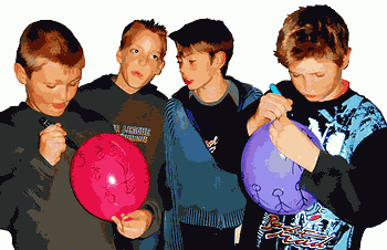 Jedes Gruppenmitglied bläst einen Luftballon auf, macht einen Knoten rein und schreibt mit einem Filzstift seinen Namen auf den Luftballon.